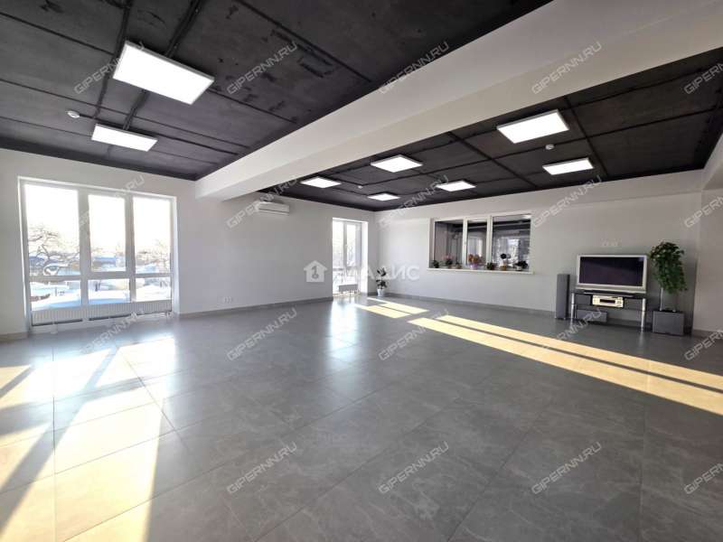 здание под офис, торговую площадь на улице Ларина