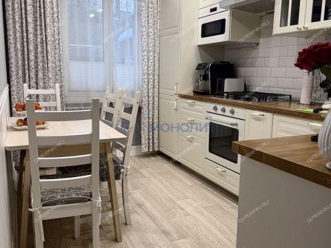 4-komnatnaya-ul-strokina-d-18 фото