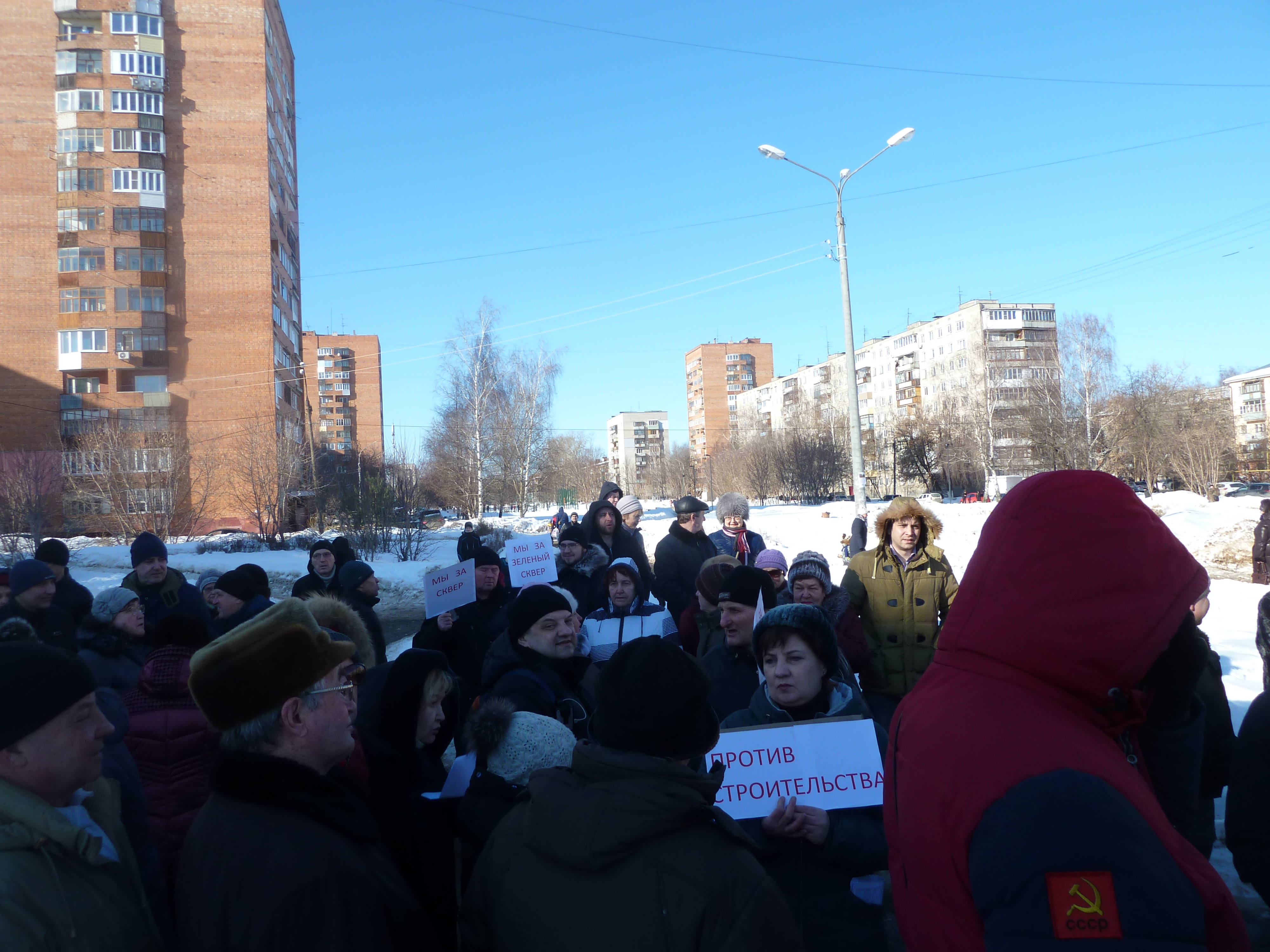 Против сквера. Сквер милиционеров Нижний Новгород. Сквер памяти милиционерам. Сквер памяти погибшим милиционерам на Прыгунова. Нижний Новгород Автозаводской район камень погибшим милиционерам.