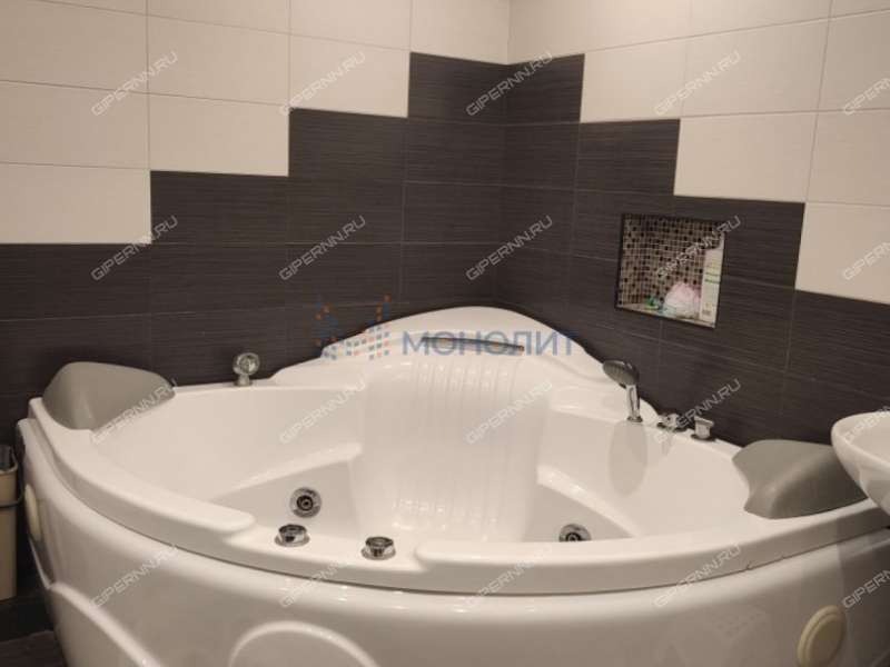 трёхкомнатная квартира на улице Александра Хохлова дом 1